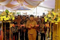 Sekda Kota Ternate Resmikan Kantor Pusat PT. BPR Bobato Lestari yang Ditandai dengan Pengguntingan Pita. (Dok. Humas Pemkot)