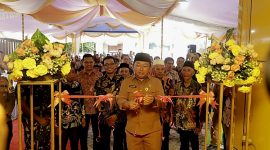 Sekda Kota Ternate Resmikan Kantor Pusat PT. BPR Bobato Lestari yang Ditandai dengan Pengguntingan Pita. (Dok. Humas Pemkot)