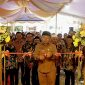 Sekda Kota Ternate Resmikan Kantor Pusat PT. BPR Bobato Lestari yang Ditandai dengan Pengguntingan Pita. (Dok. Humas Pemkot)