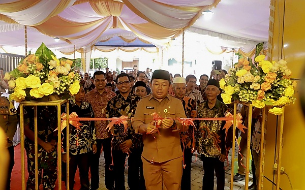 Sekda Kota Ternate Resmikan Kantor Pusat PT. BPR Bobato Lestari yang Ditandai dengan Pengguntingan Pita. (Dok. Humas Pemkot)