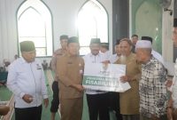 Sekda Kota Ternate Rizal Marsaoly Serahkan Bantuan Baznas kepada Penerima Zakat. (Ongky for Rakyatmu)
