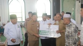 Sekda Kota Ternate Rizal Marsaoly Serahkan Bantuan Baznas kepada Penerima Zakat. (Ongky for Rakyatmu)