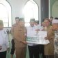 Sekda Kota Ternate Rizal Marsaoly Serahkan Bantuan Baznas kepada Penerima Zakat. (Ongky for Rakyatmu)