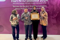 Bupati Pulau Taliabu Aliong Mus Bersama Ketua TP-PKK dan Kepala Dinas Kesehatan Berpose dengan Sertifikat Bebas Penyakit Frambusia dari Kemenkes RI. (Dok. Diskominfo for Rakyatmu)