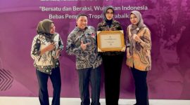 Bupati Pulau Taliabu Aliong Mus Bersama Ketua TP-PKK dan Kepala Dinas Kesehatan Berpose dengan Sertifikat Bebas Penyakit Frambusia dari Kemenkes RI. (Dok. Diskominfo for Rakyatmu)