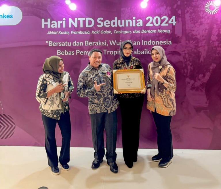 Bupati Pulau Taliabu Aliong Mus Bersama Ketua TP-PKK dan Kepala Dinas Kesehatan Berpose dengan Sertifikat Bebas Penyakit Frambusia dari Kemenkes RI. (Dok. Diskominfo for Rakyatmu)