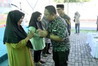 Sekda Kota Ternate Bersalam Tangan dengan Warga di Gerakan Pangan Murah. (Dok. Humas Pemkot for Rakyatmu)