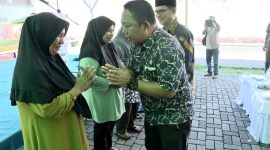 Sekda Kota Ternate Bersalam Tangan dengan Warga di Gerakan Pangan Murah. (Dok. Humas Pemkot for Rakyatmu)