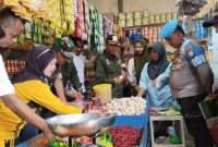 Tim Terpadu Melakukan Pemantauan Harga Bapok di Pasar dan Toko. (Rakyatmu)