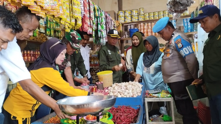 Tim Terpadu Melakukan Pemantauan Harga Bapok di Pasar dan Toko. (Rakyatmu)
