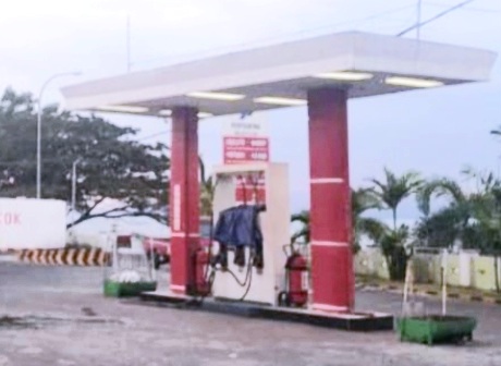 SPBU Kompak, Kelurahan Tafure, Kota Ternate, Maluku Utara Bakal Disanksi Pihak Pertamina Karena Diduga Salurkan BBM Bersubsidi Diluar Dari Ketentuan. (Rakyatmu)