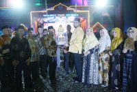 Bupati Halmahera Selatan Bassam Kasuba Saat Menyerahkan Hadiah Lomba MTQ ke XXX Kepada Perwakilan Kecamatan Bacan. (Dok. Humas/Rakyatmu)