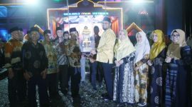 Bupati Halmahera Selatan Bassam Kasuba Saat Menyerahkan Hadiah Lomba MTQ ke XXX Kepada Perwakilan Kecamatan Bacan. (Dok. Humas/Rakyatmu)