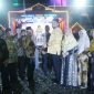 Bupati Halmahera Selatan Bassam Kasuba Saat Menyerahkan Hadiah Lomba MTQ ke XXX Kepada Perwakilan Kecamatan Bacan. (Dok. Humas/Rakyatmu)