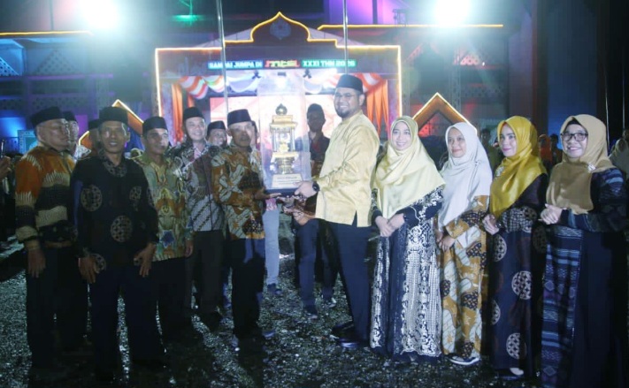 Bupati Halmahera Selatan Bassam Kasuba Saat Menyerahkan Hadiah Lomba MTQ ke XXX Kepada Perwakilan Kecamatan Bacan. (Dok. Humas/Rakyatmu)