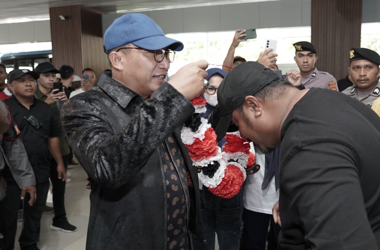Wali Kota Ternate M. Tauhid Soleman Menyambut Pemain dan Official Klub Sepakbola Malut United FC. (Bung Ewin)