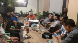 Sekda Halmahera Barat Syahril Abd Radjak (Menggunakan Peci Hitam) Bersama Politis NasDem. (Medsos)