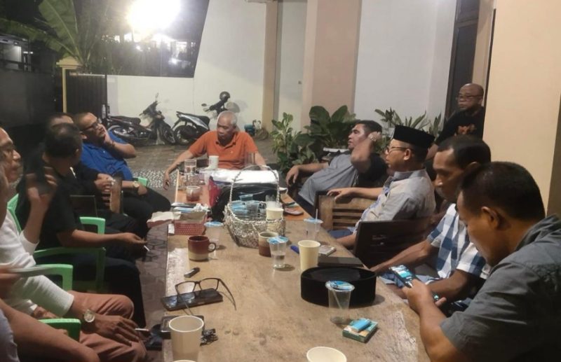 Sekda Halmahera Barat Syahril Abd Radjak (Menggunakan Peci Hitam) Bersama Politis NasDem. (Medsos)