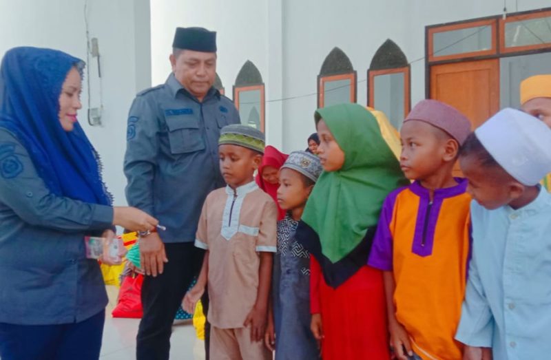 Bupati Kepulauan Sula Fifian Adeningsih Mus  Santuni Anak Yatim dan Berbagi Sembako di Bulan Ramadan. (Rakyatmu)
