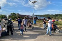 Sat Intelkam Polres Pulau Taliabu Membagikan Ratusan Paket Takjil kepada Masyarakat yang Menjalankan Ibadah Puasa. (Rakyatmu)