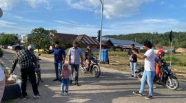 Sat Intelkam Polres Pulau Taliabu Membagikan Ratusan Paket Takjil kepada Masyarakat yang Menjalankan Ibadah Puasa. (Rakyatmu)