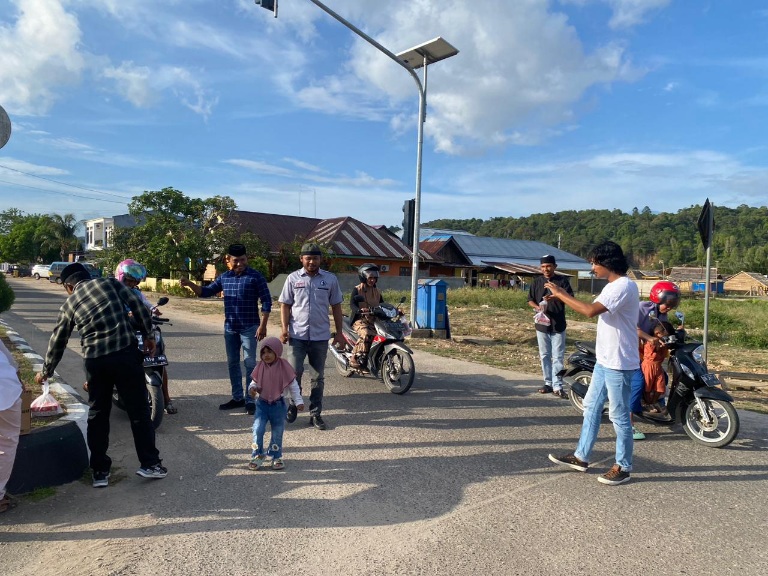 Sat Intelkam Polres Pulau Taliabu Membagikan Ratusan Paket Takjil kepada Masyarakat yang Menjalankan Ibadah Puasa. (Rakyatmu)