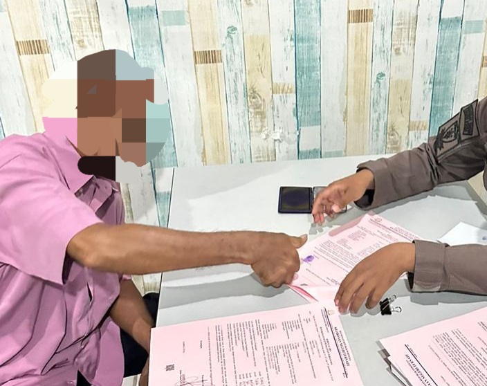 Tersangka Inisial ST (61) Dugaan Pencabulan Siswi SD ketika Diserahkan ke Kejaksaan Negeri Ternate. (Dok. Polsek Ternate Utara/Rakyatmu)