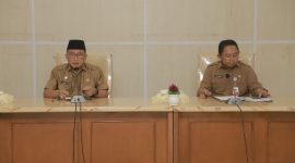 Wali Kota Ternate M. Tauhid Soleman yang Didampingi Sekda Rizal Marsaoly Pimpin Rapat OPD di Ruang Rapat Lantai III Kantor Wali Kota Ternate. (Ongky for Rakyatmu)