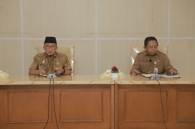Wali Kota Ternate M. Tauhid Soleman yang Didampingi Sekda Rizal Marsaoly Pimpin Rapat OPD di Ruang Rapat Lantai III Kantor Wali Kota Ternate. (Ongky for Rakyatmu)