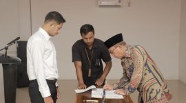 Wali Kota Ternate M. Tauhid Soleman Menandatangani Perjanjian Kerja Formasi PPPK Tahun 2023 di Aula Kantor Dinas Pendidikan. (Ongky/Rakyatmu)