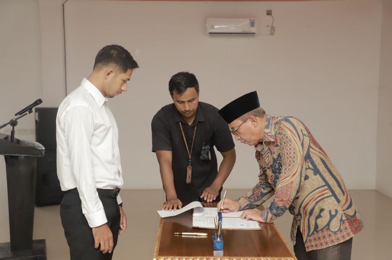 Wali Kota Ternate M. Tauhid Soleman Menandatangani Perjanjian Kerja Formasi PPPK Tahun 2023 di Aula Kantor Dinas Pendidikan. (Ongky/Rakyatmu)
