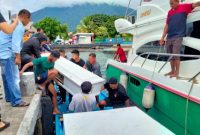 Warga Pulau Batang Dua, Kota Ternate, Maluku Utara Antar Jenazah Menggunakan Long Boat. (Rakyatmu)