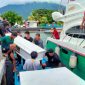 Warga Pulau Batang Dua, Kota Ternate, Maluku Utara Antar Jenazah Menggunakan Long Boat. (Rakyatmu)