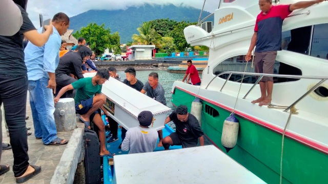 Warga Pulau Batang Dua, Kota Ternate, Maluku Utara Antar Jenazah Menggunakan Long Boat. (Rakyatmu)