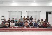 Wali Kota Ternate M. Tauhid Soleman dan Sekretaris Daerah Rizal Marsaoly Melaksanakan Salat Isya dan Tarawih Bersama dengan Pers Liputan Kota. (Ewin/Rakyatmu)