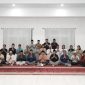 Wali Kota Ternate M. Tauhid Soleman dan Sekretaris Daerah Rizal Marsaoly Melaksanakan Salat Isya dan Tarawih Bersama dengan Pers Liputan Kota. (Ewin/Rakyatmu)