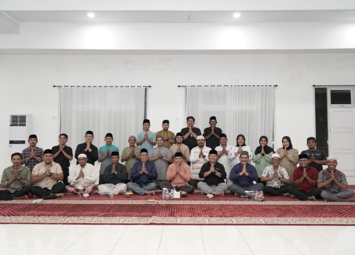 Wali Kota Ternate M. Tauhid Soleman dan Sekretaris Daerah Rizal Marsaoly Melaksanakan Salat Isya dan Tarawih Bersama dengan Pers Liputan Kota. (Ewin/Rakyatmu)