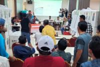 Suasana Penghitungan Ulang Suatu Suara Caleg DPRD Kota Ternate di TPS 08 Kelurahan Tabona Ditemukan Tidak Ditandatangani Ketua KPPS. (Rakyatmu)