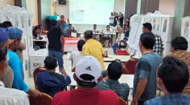 Suasana Penghitungan Ulang Suatu Suara Caleg DPRD Kota Ternate di TPS 08 Kelurahan Tabona Ditemukan Tidak Ditandatangani Ketua KPPS. (Rakyatmu)