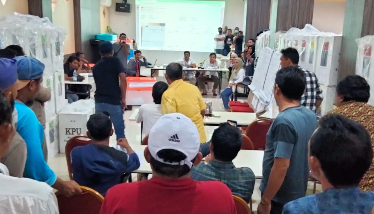 Suasana Penghitungan Ulang Suatu Suara Caleg DPRD Kota Ternate di TPS 08 Kelurahan Tabona Ditemukan Tidak Ditandatangani Ketua KPPS. (Rakyatmu)