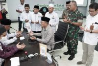 Wali Kota Ternate M. Tauhid Soleman menyalurkan zakat pribadi ke Baznas Kota Ternate. (Diskominfo for rakyatmu)
