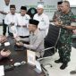 Wali Kota Ternate M. Tauhid Soleman menyalurkan zakat pribadi ke Baznas Kota Ternate. (Diskominfo for rakyatmu)