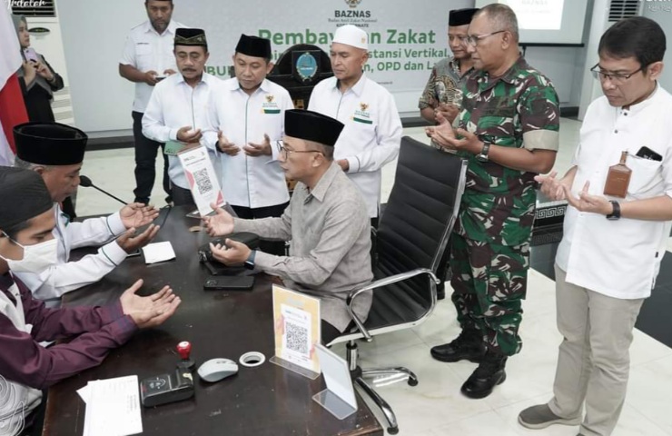 Wali Kota Ternate M. Tauhid Soleman menyalurkan zakat pribadi ke Baznas Kota Ternate. (Diskominfo for rakyatmu)