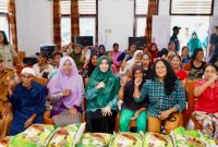 PPK Halmahera Selatan berikan bantuan beras sebanyak 2,12 ton kepada warga empat desa. (Sul/Rakyatmu)