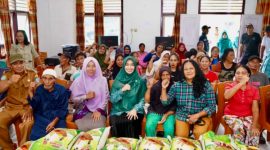 PPK Halmahera Selatan berikan bantuan beras sebanyak 2,12 ton kepada warga empat desa. (Sul/Rakyatmu)