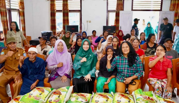 PPK Halmahera Selatan berikan bantuan beras sebanyak 2,12 ton kepada warga empat desa. (Sul/Rakyatmu)