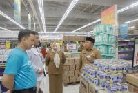 Sekda Kota Ternate Rizal Marsaoly dan Kepala BPOM Sofifi Tri Wandiro Tinjau Kualitas Pangan di Firma Agung dan Hypermart. (Ongky/Rakyatmu)