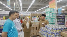 Sekda Kota Ternate Rizal Marsaoly dan Kepala BPOM Sofifi Tri Wandiro Tinjau Kualitas Pangan di Firma Agung dan Hypermart. (Ongky/Rakyatmu)