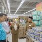 Sekda Kota Ternate Rizal Marsaoly dan Kepala BPOM Sofifi Tri Wandiro Tinjau Kualitas Pangan di Firma Agung dan Hypermart. (Ongky/Rakyatmu)