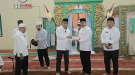 Wali Kota Ternate M. Tauhid Soleman Serahkan Insentif Imam, Bobato Dunia dan Bobato Akhirat. (Ongky/Rakyatmu)